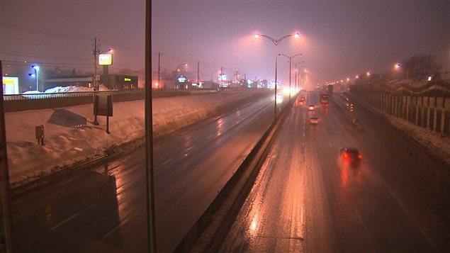 La chaussée demeure glacée dans plusieurs régions du Québec.