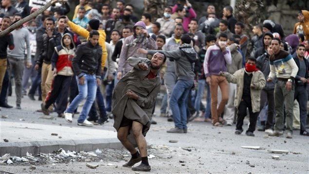 Les affrontements entre manifestants et forces de l'ordre se poursuivent près de la place Tahrir, au Caire.
