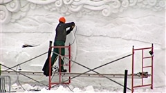 Des artisans sculptent au Domaine des flocons à Gatineau, en attendant l'ouverture du Bal de neige (2013).