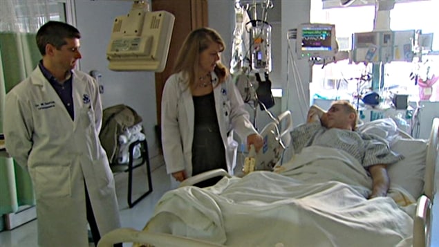Des médecins au chevet d'un patient à l'Hôpital d'Ottawa.