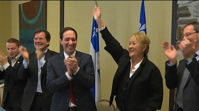 Le député Nicolas Girard est à la droite de la première ministre Pauline Marois à l'ouverture du caucus du PQ.