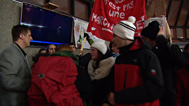 Manifestation étudiante à la rencontre préparatoire au Sommet sur l'enseignement supérieur, à Rimouski