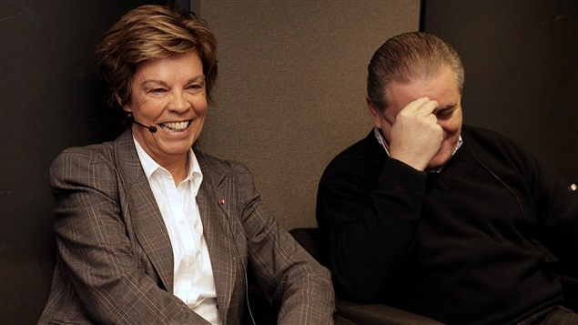 Louise Beaudoin vient d'apprendre que le caquiste Jacques Duchesneau est le fils de François Legault. M. Duchesneau ne semble pas fier de cette filiation. ©Radio-Canada/Christian Côté Louise Beaudoin vient d'apprendre que le caquiste Jacques Duchesneau est le fils de François Legault. M. Duchesneau ne semble pas fier de cette filiation. ©Radio-Canada/Christian Côté