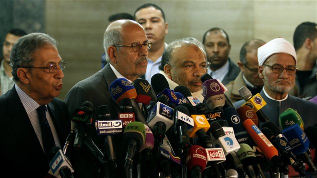 Amr Moussa et Mohamed ElBaradei, membres du FSN, Saad al-Katatni, du PLJ et l'imam d'Al-Azhar cheikh Ahmed al-Tayyeb