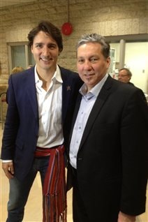 Justin Trudeau (à g.) et Daniel Vandal à l'Université de St-Boniface vendredi