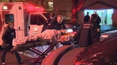 Des membres des ervices paramédicaux et d'incendie de Vancouver transportent une personne blessée au couteau dans le quartier West End de la ville, le 31 janvier 2013.