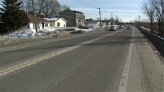 Les usagers du transport en commun doivent attendre dans la rue sur le bouldevard Maloney à Gatineau.