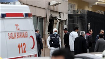 La porte du poste de contrôle de l'ambassade a été soufflée par la déflagration.