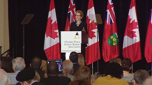 Kathleen Wynne s'adresse aux conseils scolaires.
