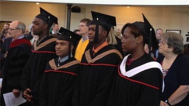 Quatre étudiants haïtiens de l'Université de Winnipeg ont reçu leur diplôme vendredi.