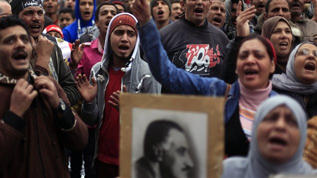 Manifestantes en la Plaza Tahrir, en El Cairo, llevando un retrato del expresidente Gamal Abdel Nasser