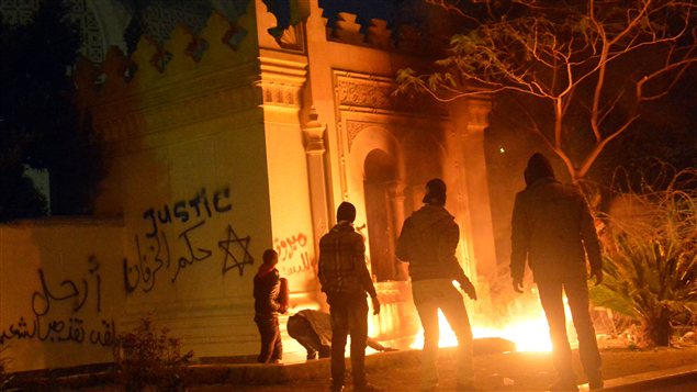 Des manifestants devant le palais présidentiel au Caire