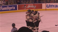Les Remparts de Québec célèbrent la victoire contre les Voltigeurs.