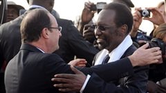 Le pr�sident fran�ais Fran�ois Hollande accueilli � son arriv�e au Mali par le pr�sident par int�rim du Mali, Dioncounda Traor�