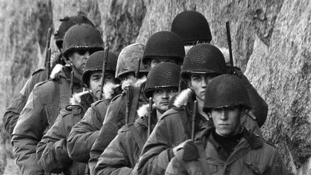 Soldats le long d'un mur du Quartier g�n�ral de la SQ pendant la crise d'Octobre  | � Presse Canadienne