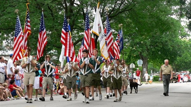 Un groupe de scouts paradant à Winnetka, Illinois, le 4 juillet 2007
