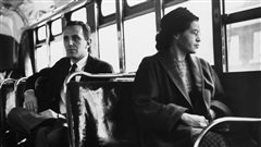 <b>Rosa Parks photographi�e en d�cembre 1956, une fois le boycottage des autobus termin�.</b> | <em>New York World-Telegram</em> et collection Sun
