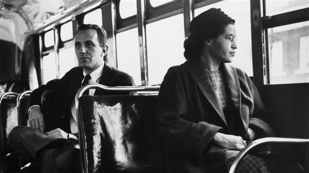 <b>Rosa Parks photographi�e en d�cembre 1956, une fois le boycottage des autobus termin�.</b> | <em>New York World-Telegram</em> et collection Sun