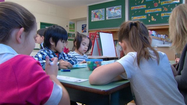 Des enfants dans une école Des enfants dans une école