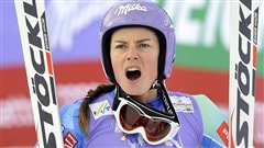 La Slovène Tina Maze réagit à la chute de l'Américaine Lindsey Vonn pendant le super-G de Schladming, en Autriche.