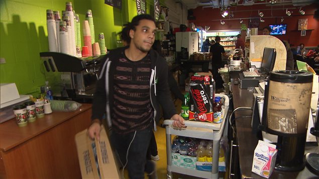 Un étudiant universitaire au travail 