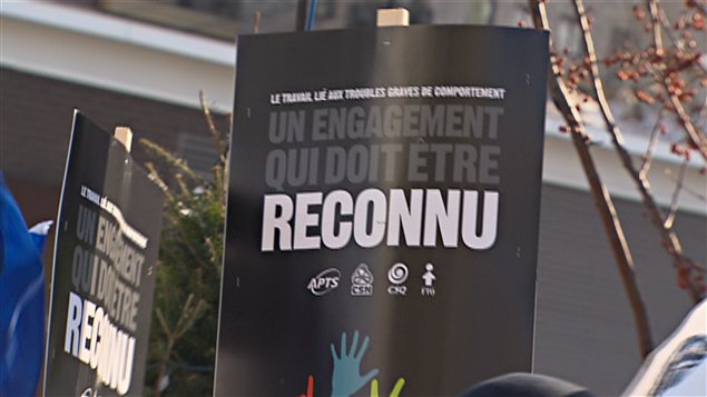 Une pancarte lors d'une manifestation de travailleurs qui oeuvrent auprès de clientèles souffrant de troubles importants du comportement.