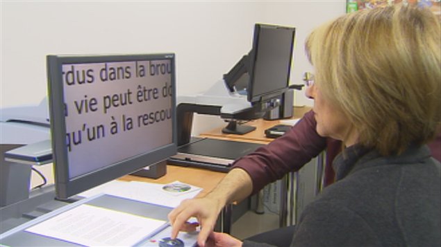 À cause des obstacles imposés par la loi du droit d'auteur, plusieurs personnes présentant des déficiences perceptuelles ont accès à seulement 1 à 7 % des contenus accessibles publiés dans le monde. Le traité de Marrakech permet aux pays l'ayant ratifié d'apporter une exception à leurs lois nationales sur ce droit d’auteur pour permettre aux aveugles et à leurs organisations de reproduire ces ouvrages sans autorisation préalable de l’auteur ou de l’éditeur.
