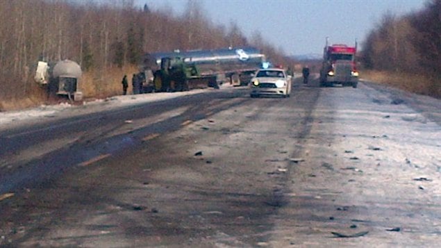 Sur la route 122, entre Saint-Albert et Victoriaville, un camion de livraison de lait s'est renversé mardi matin.