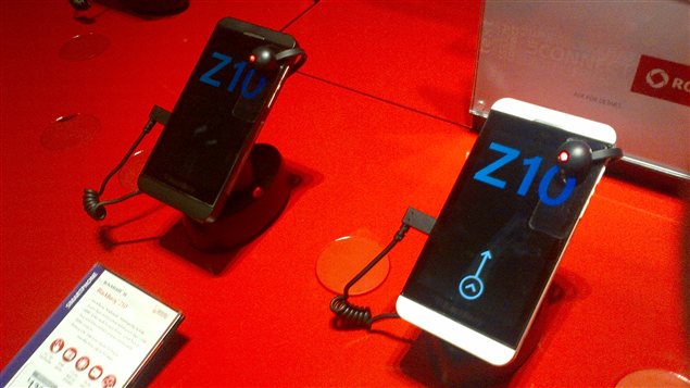 Le Z10 est offert en blanc ou en noir Le Z10 est offert en blanc ou en noir
