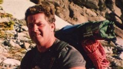Le Dr Roger Morrison, a été trouvé mort dans sa maison de Revelstoke en Colombie-Britannique, en novembre 2012. Son frère John ne croit pas qu'il s'est suicidé comme l'ont conclu le coroner et la police.