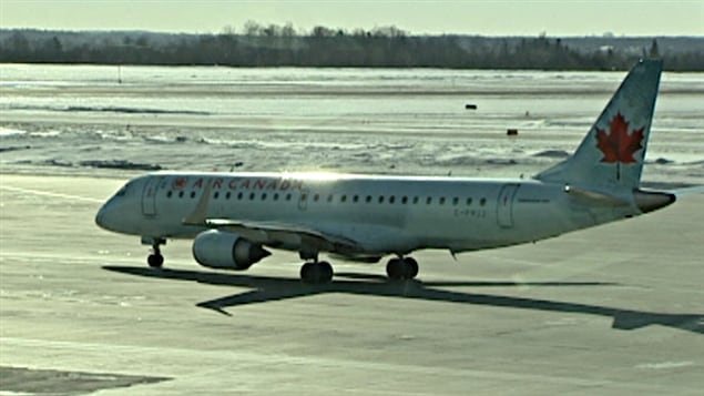 Un avion d'Air Canada sur la piste de l'aéroport d'Ottawa.