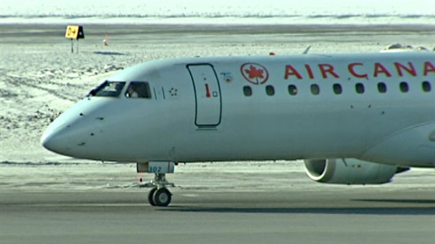Un avion d'Air Canada sur la piste de l'aéroport d'Ottawa.