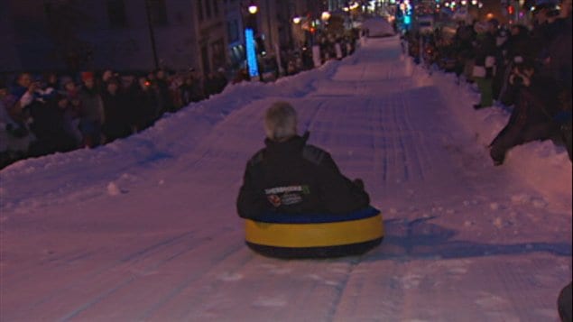 Le maire de Sherbrooke, Bernard Sévigny, profite de la glissade du Carnaval de Sherbrooke.
