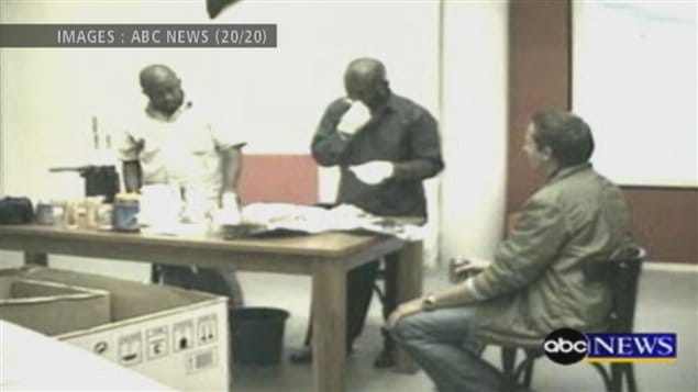 Les fraudeurs sont deux hommes d'origine africaine.