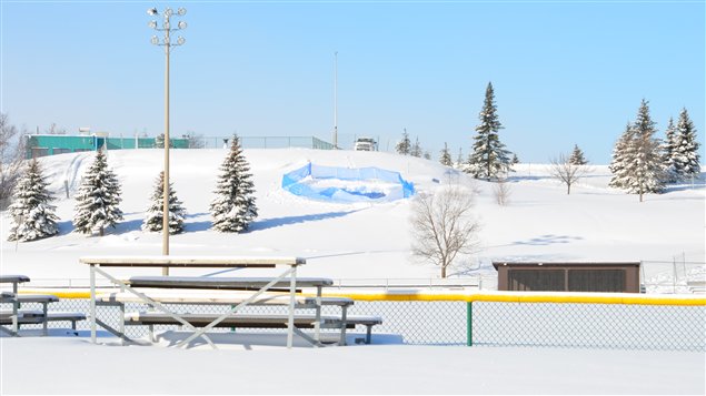Le trou qui s'est formé dans le sol, au parc Mouska de Rouyn-Noranda, a été entouré d'une banderole pour éviter tout accident.