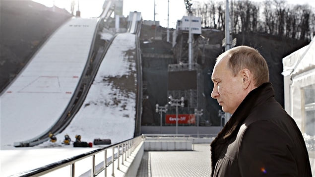 Vladimir Poutine devant les installations de saut à skis