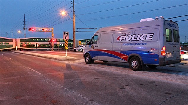 La police enquête sur la mort d'un homme happé par un train GO à Oakville.