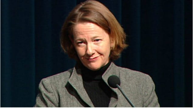 La première ministre de l'Alberta, Alison Redford, s'adresse aux médias en conférence de presse.