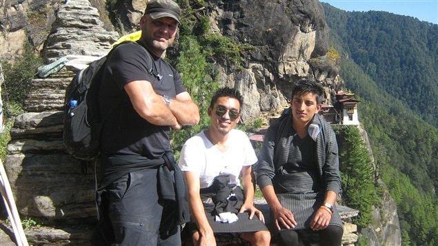 Le caméraman Sylvain Castonguay avec notre chauffeur et notre guide, Younten Phuntsho