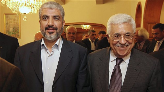 Le chef du Hamas Khaled Mechaal (à gauche) avec le président palestinien, Mahmoud Abbas