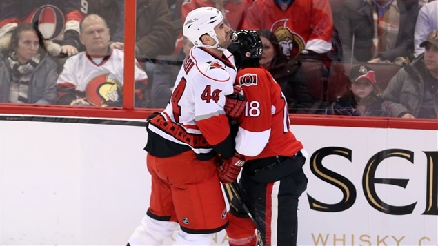 Jay Harrison des Hurricanes de la Caroline et Jim O'Brien des Sénateurs d'Ottawa