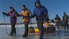Départ des marcheurs autour du lac Saint-Jean