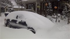 Une voiture recouverte de neige dans l'est de Toronto.
