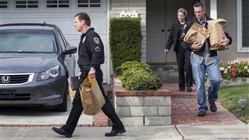 Les policiers emmènent des effets personnels appartement à Christopher Dorner de la maison de sa mère, à La Palma, en Californie.