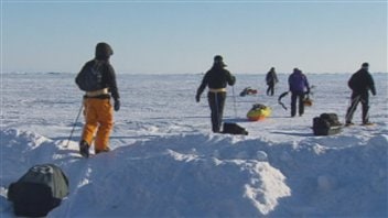 Marcheurs autour du lac Saint-Jean dans le cadre du Double défi