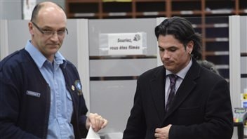 Le sénateur Patrick Brazeau, à droite, au palais de justice de Gatineau.
