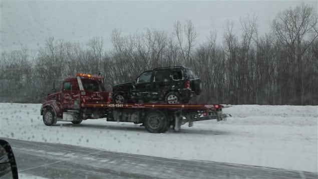 Une voiture remorquée près de Boisbriand