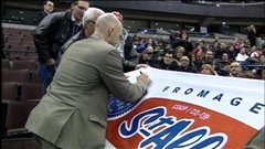 Le joueur des Sénateurs, André Benoit, a rencontré les employés de la fromagerie après le match.