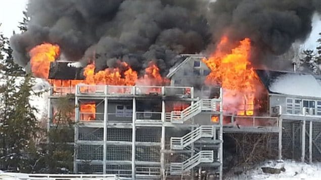 Un incendie a ravagé un ensemble de chalets dans près de Clearwater Bay dans le secteur du lac des Bois.