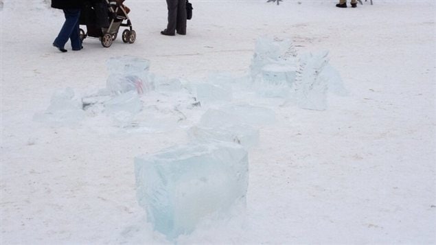 Des morceaux de sculptures de glace gisent au sol